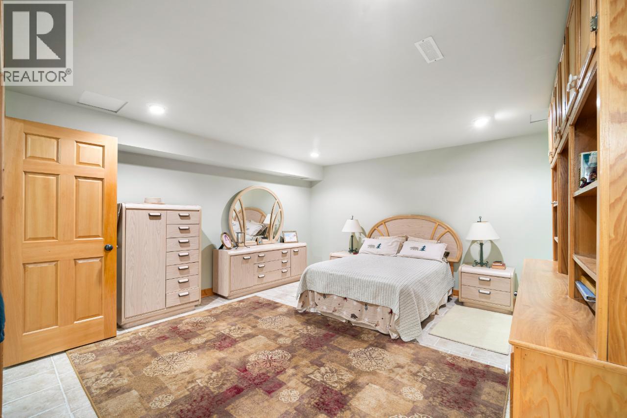 7602 95 Highway, Kingsgate, BC - Indoor Photo Showing Bedroom