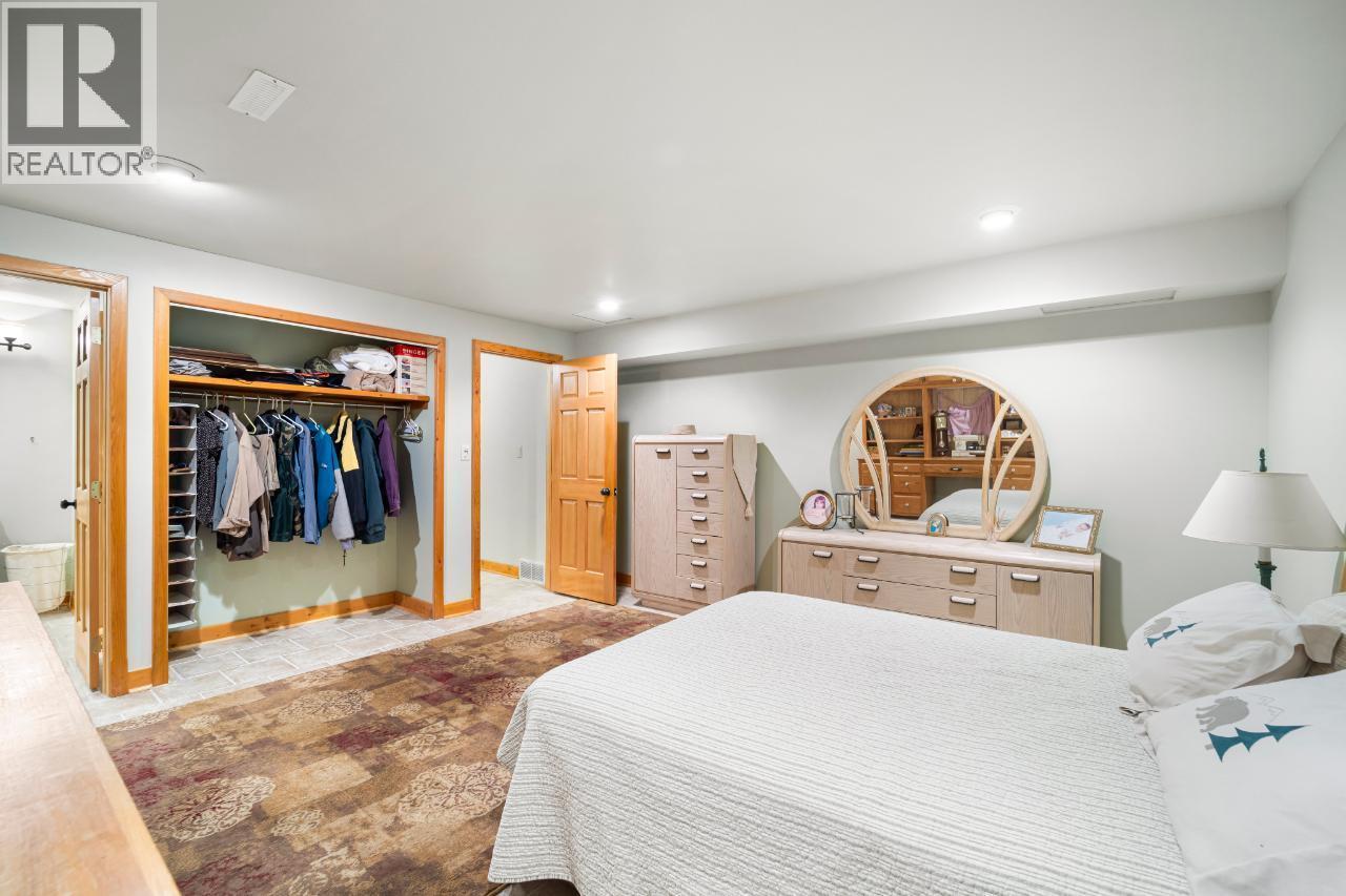 7602 95 Highway, Kingsgate, BC - Indoor Photo Showing Bedroom