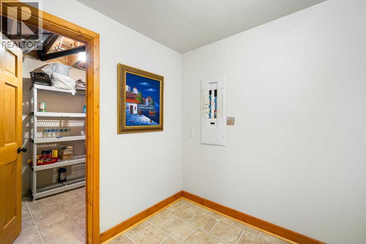 7602 95 Highway, Kingsgate, BC - Indoor Photo Showing Other Room