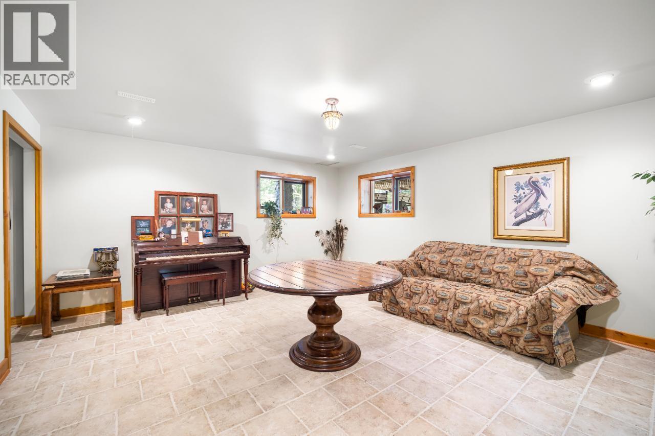 7602 95 Highway, Kingsgate, BC - Indoor