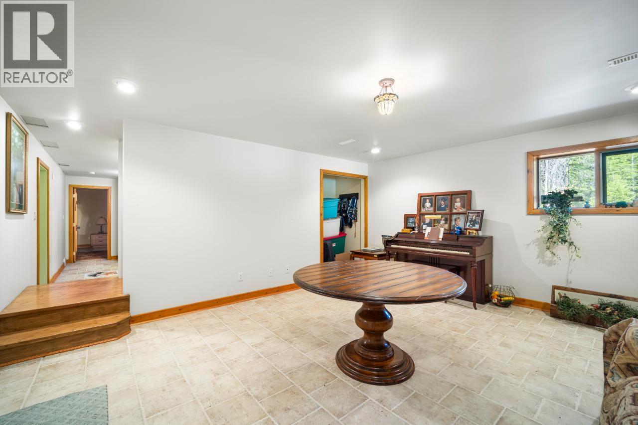 7602 95 Highway, Kingsgate, BC - Indoor Photo Showing Other Room