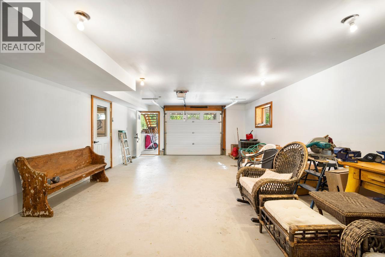 7602 95 Highway, Kingsgate, BC - Indoor Photo Showing Other Room