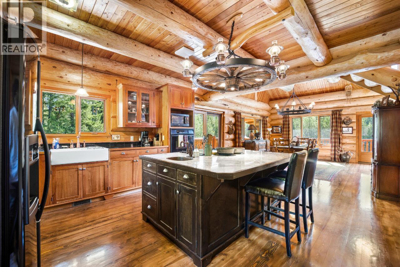 7602 95 Highway, Kingsgate, BC - Indoor Photo Showing Kitchen