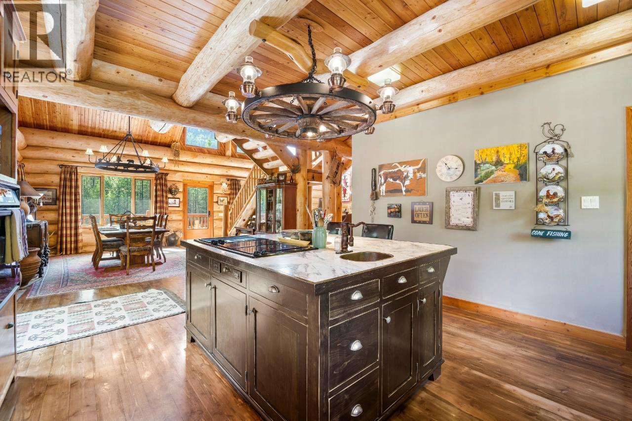 7602 95 Highway, Kingsgate, BC - Indoor Photo Showing Kitchen