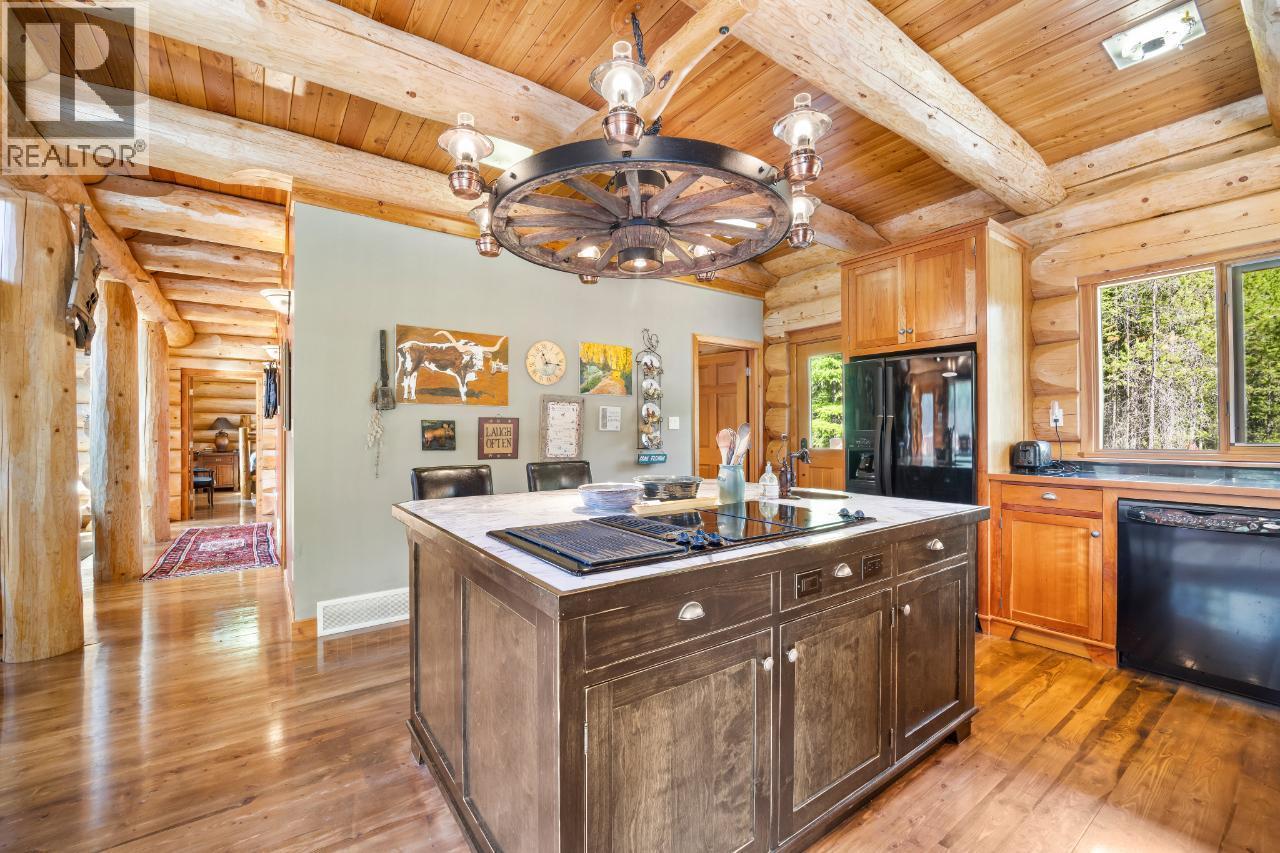 7602 95 Highway, Kingsgate, BC - Indoor Photo Showing Kitchen