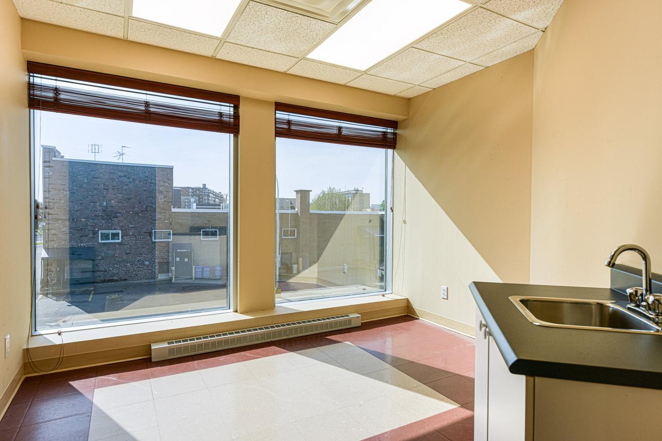 Office - 202-2499 Rue St-Georges (Lemoyne), Longueuil (Le Vieux-Longueuil), QC - Indoor Photo Showing Other Room