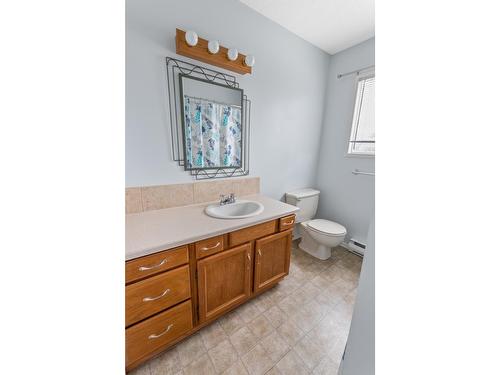 1/2/3 - 2303 Crawford Street, Creston, BC - Indoor Photo Showing Bathroom