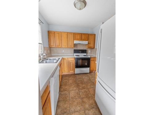 1/2/3 - 2303 Crawford Street, Creston, BC - Indoor Photo Showing Kitchen With Double Sink