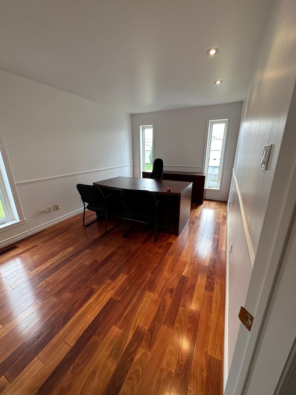 Office - 2235 Rue De L'Aéroport, Saint-Mathieu-De-Beloeil, QC - Indoor