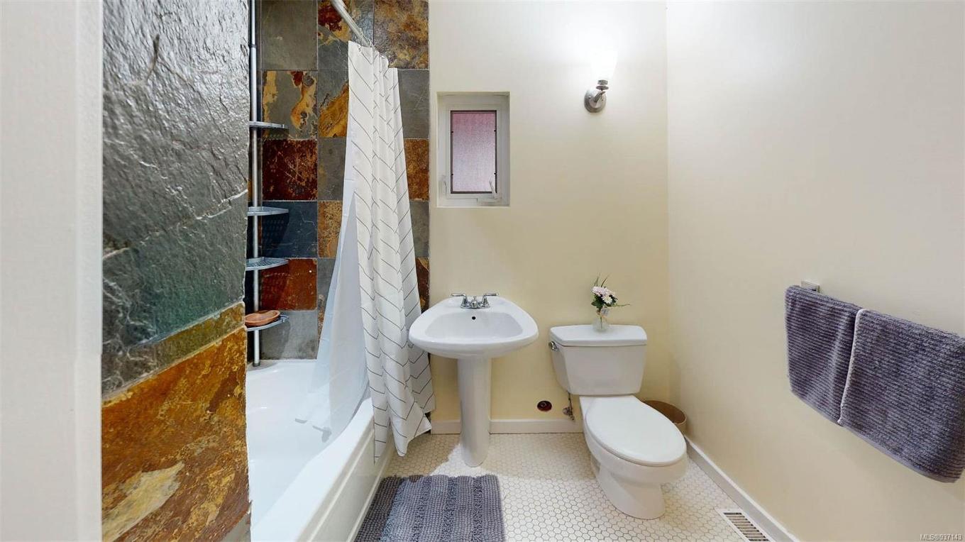 9891 Spalding Rd, Pender Island, BC - Indoor Photo Showing Bathroom