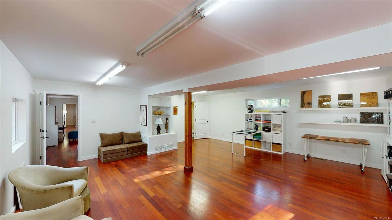 9891 Spalding Rd, Pender Island, BC - Indoor Photo Showing Living Room