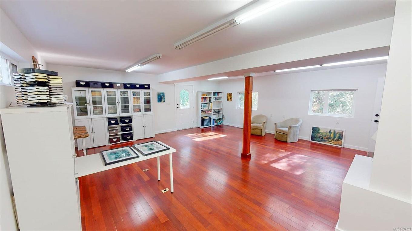 9891 Spalding Rd, Pender Island, BC - Indoor