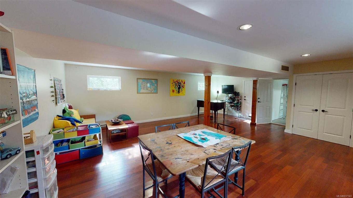 9891 Spalding Rd, Pender Island, BC - Indoor