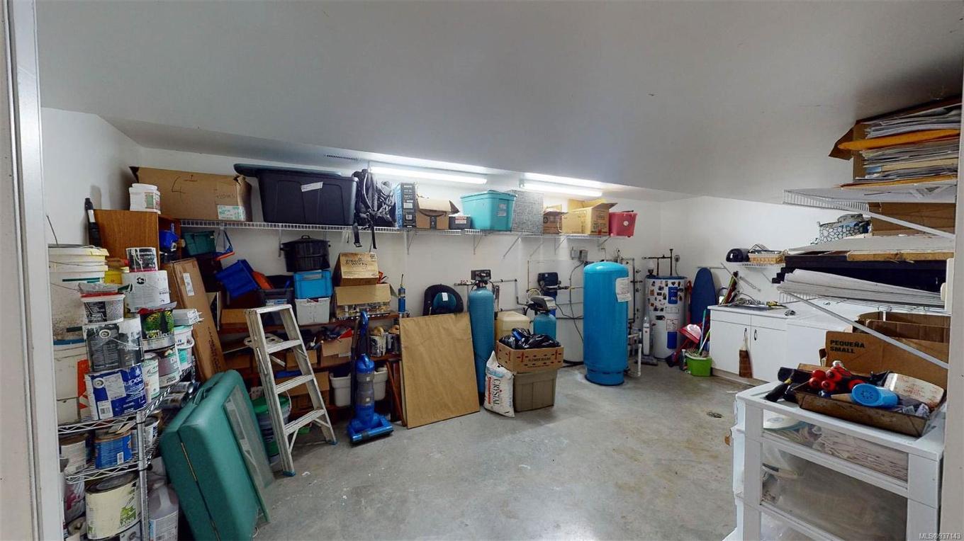 9891 Spalding Rd, Pender Island, BC - Indoor Photo Showing Garage