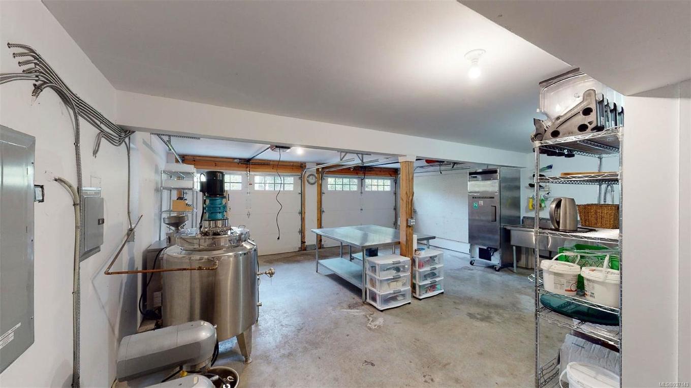 9891 Spalding Rd, Pender Island, BC - Indoor Photo Showing Garage