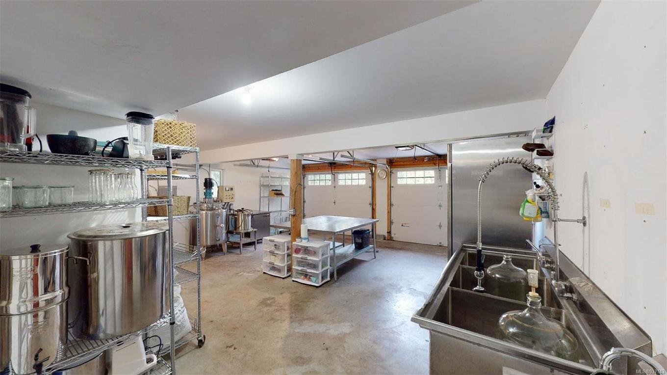 9891 Spalding Rd, Pender Island, BC - Indoor Photo Showing Garage