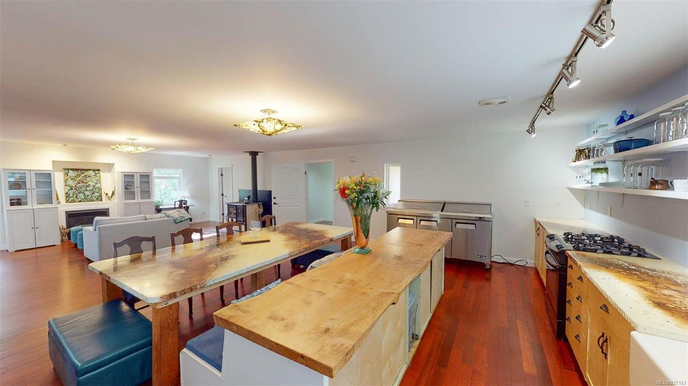 9891 Spalding Rd, Pender Island, BC - Indoor