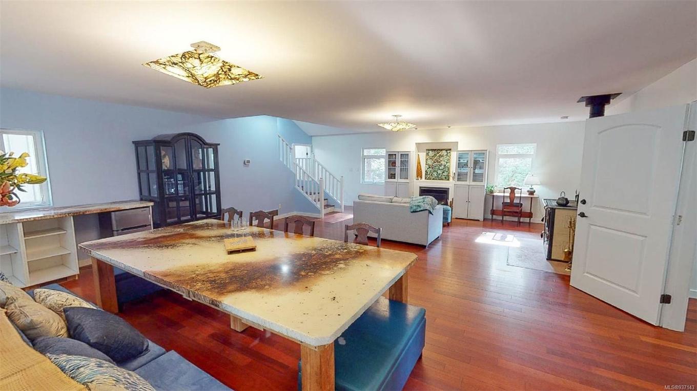 9891 Spalding Rd, Pender Island, BC - Indoor