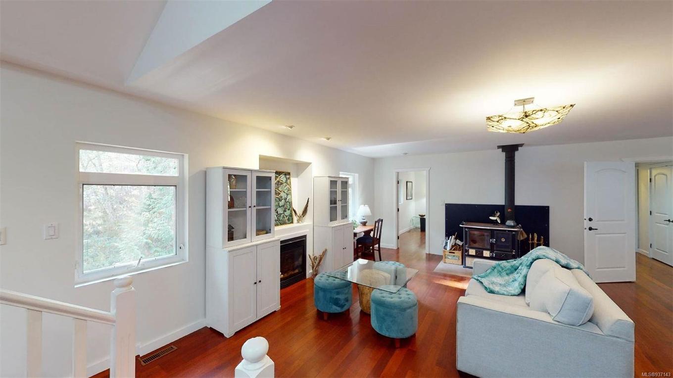 9891 Spalding Rd, Pender Island, BC - Indoor Photo Showing Living Room With Fireplace