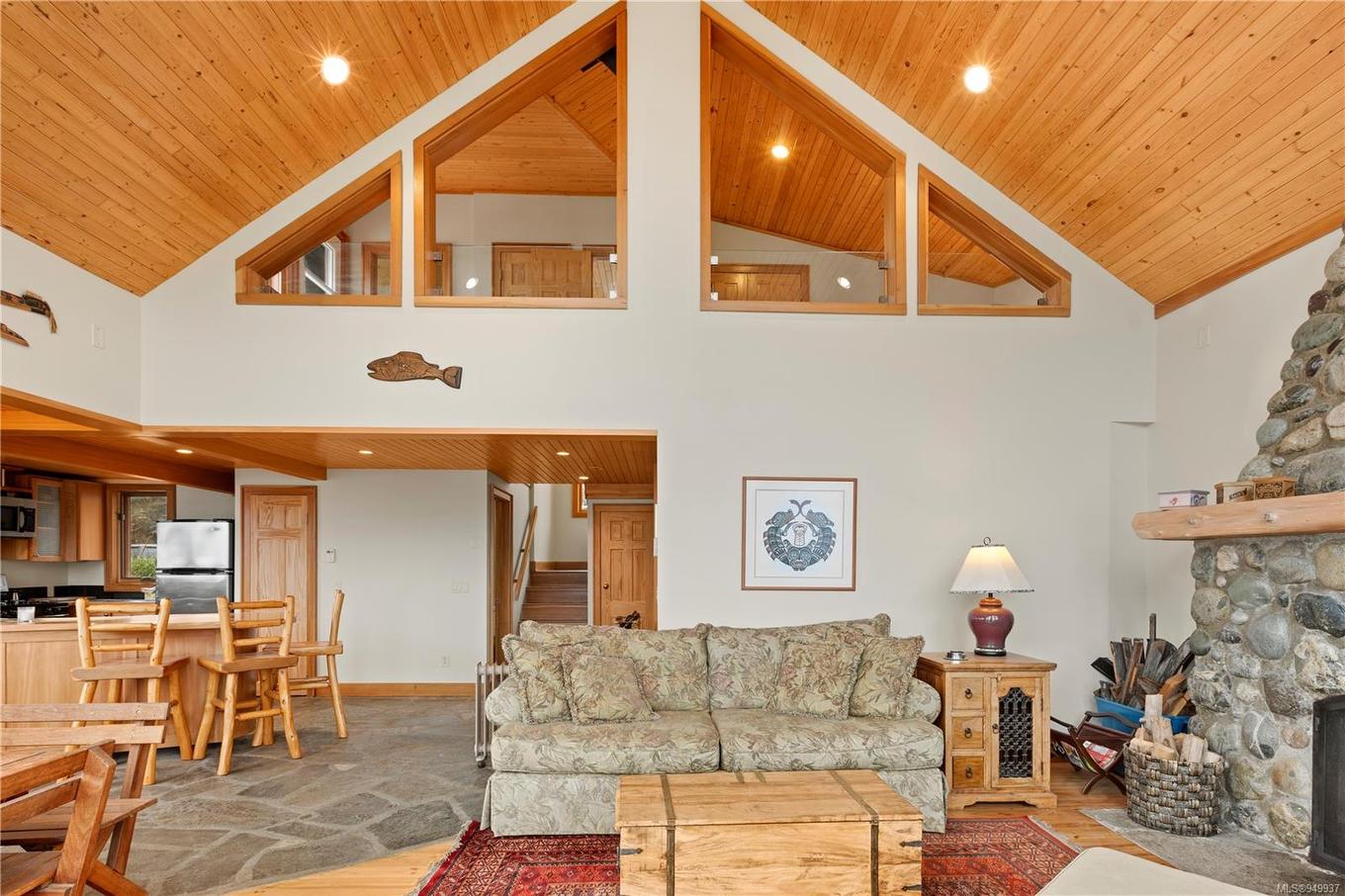 1062 Fifth Ave, Ucluelet, BC - Indoor Photo Showing Living Room