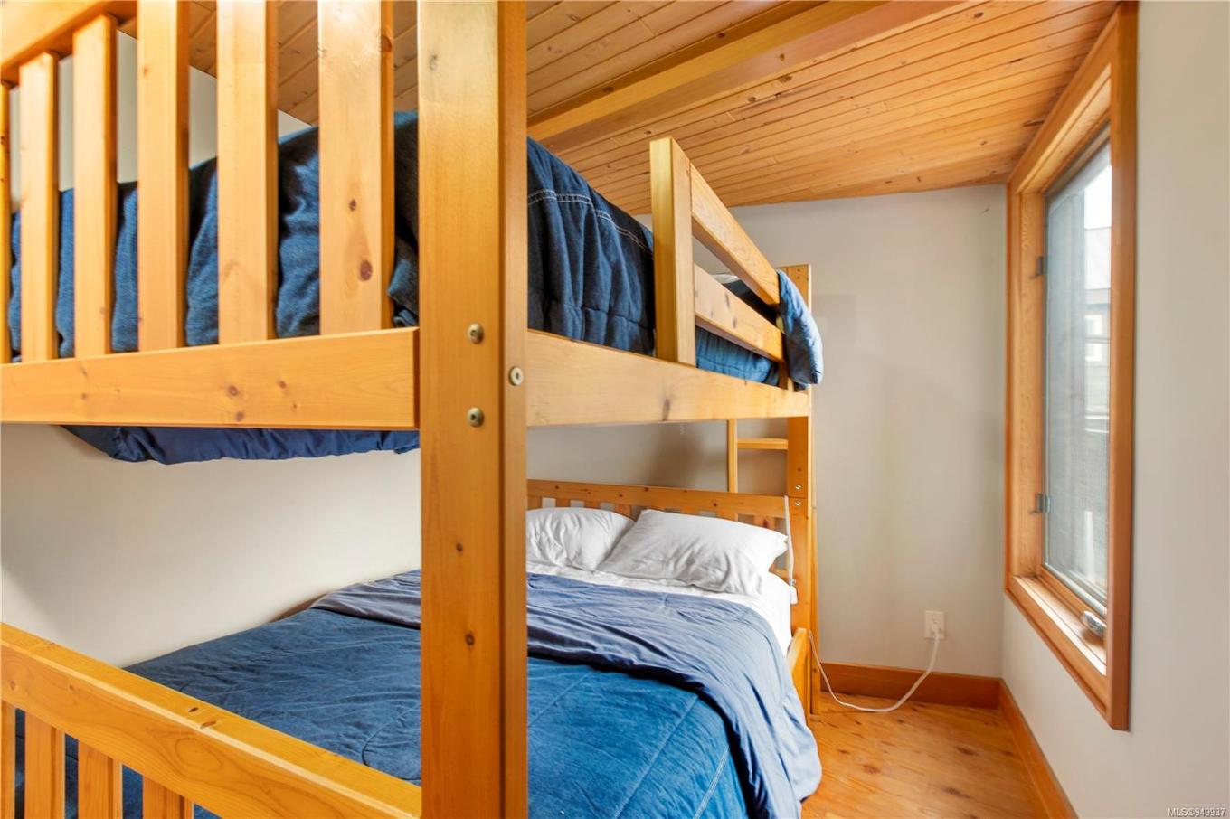 1062 Fifth Ave, Ucluelet, BC - Indoor