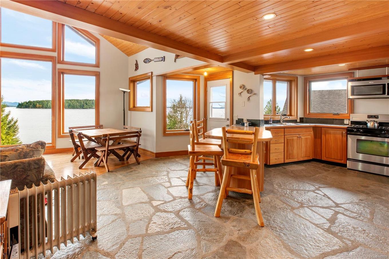 1062 Fifth Ave, Ucluelet, BC - Indoor