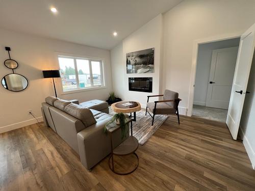 60 Kimberley Avenue, Kimberley, BC - Indoor Photo Showing Living Room With Fireplace