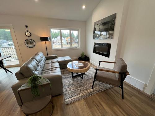 60 Kimberley Avenue, Kimberley, BC - Indoor Photo Showing Living Room