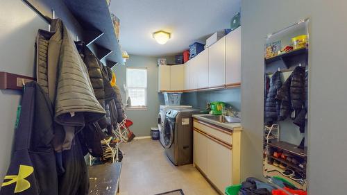 519 31St Avenue S, Cranbrook, BC - Indoor Photo Showing Laundry Room