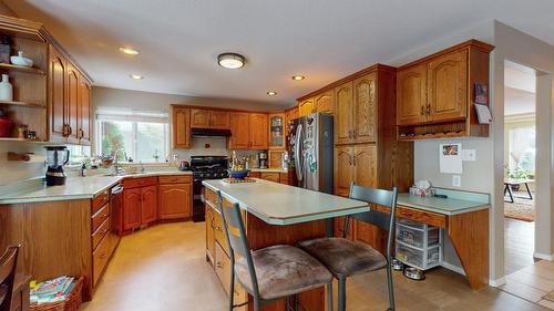 519 31St Avenue S, Cranbrook, BC - Indoor Photo Showing Kitchen With Double Sink
