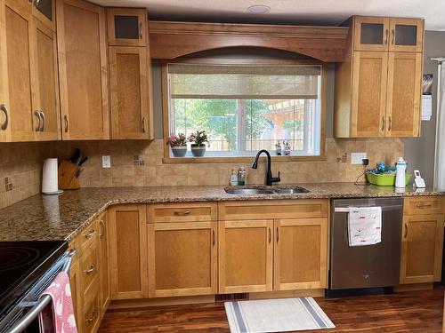 1612 Staple Crescent, Cranbrook, BC - Indoor Photo Showing Kitchen With Double Sink