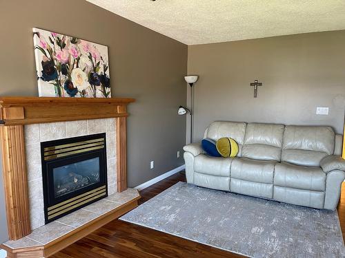 1612 Staple Crescent, Cranbrook, BC - Indoor Photo Showing Living Room With Fireplace