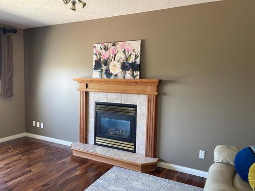 1612 Staple Crescent, Cranbrook, BC - Indoor Photo Showing Living Room With Fireplace
