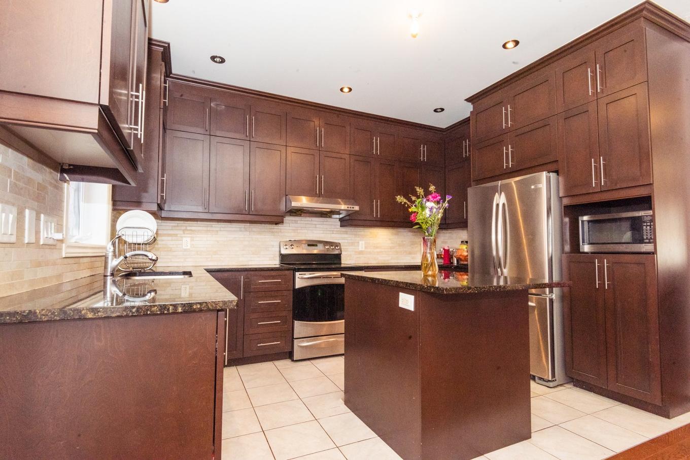 Cuisine - 1931 Rue Pigeon, Montréal (Lasalle), QC - Indoor Photo Showing Kitchen With Double Sink