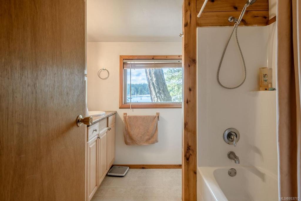 1905 Martin Rd, Gabriola Island, BC - Indoor Photo Showing Bathroom