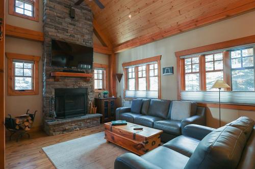 116 Dreamcatcher Way, Kimberley, BC - Indoor Photo Showing Living Room With Fireplace