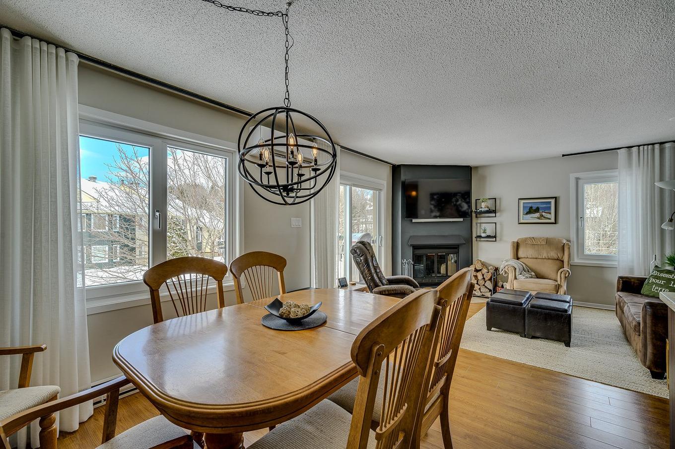 Salle à manger - 602 Ch. Du Skieur, Piedmont, QC - Indoor Photo Showing Dining Room With Fireplace