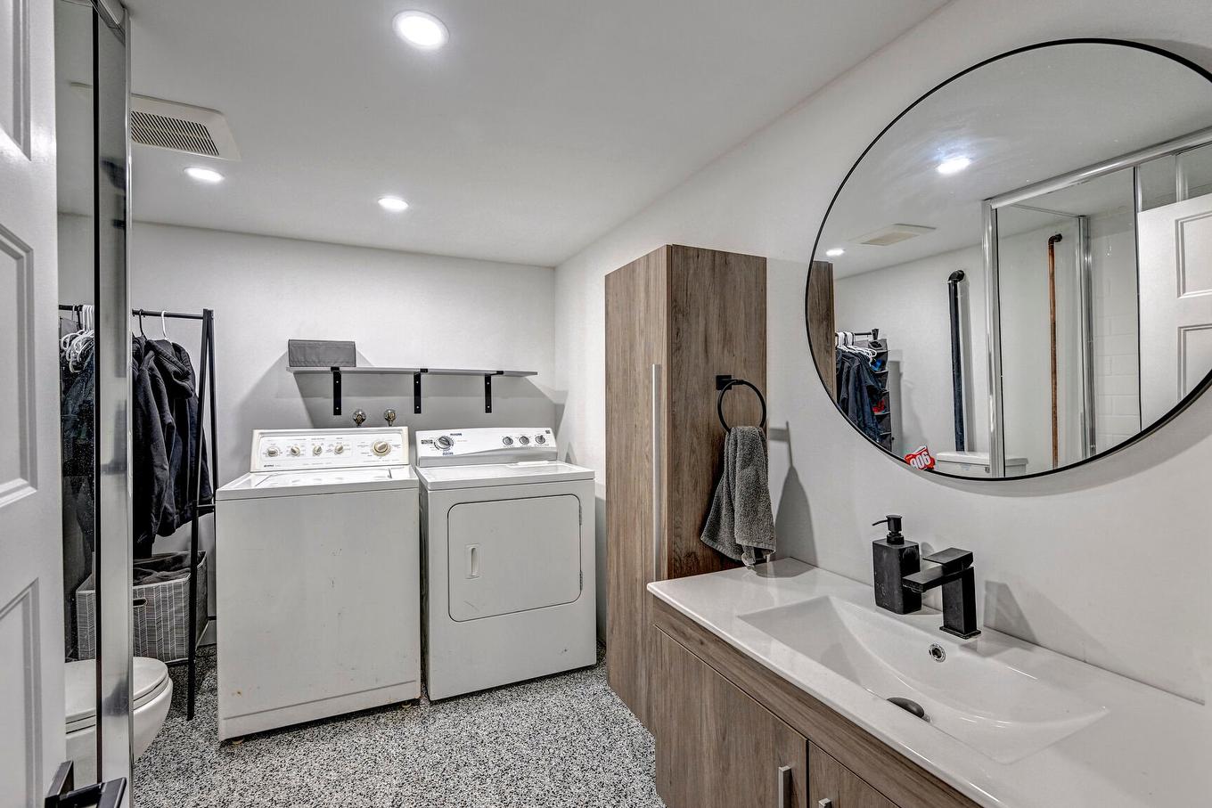 Bathroom - 9637 Boul. De St-Canut, Mirabel, QC - Indoor Photo Showing Laundry Room