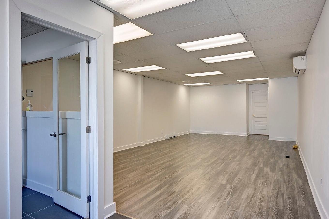 Commerce - 9637 Boul. De St-Canut, Mirabel, QC - Indoor Photo Showing Other Room