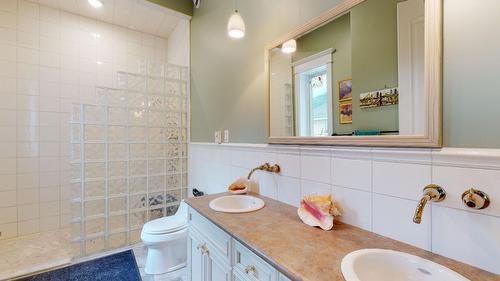1062 Simmons Road, Creston, BC - Indoor Photo Showing Bathroom