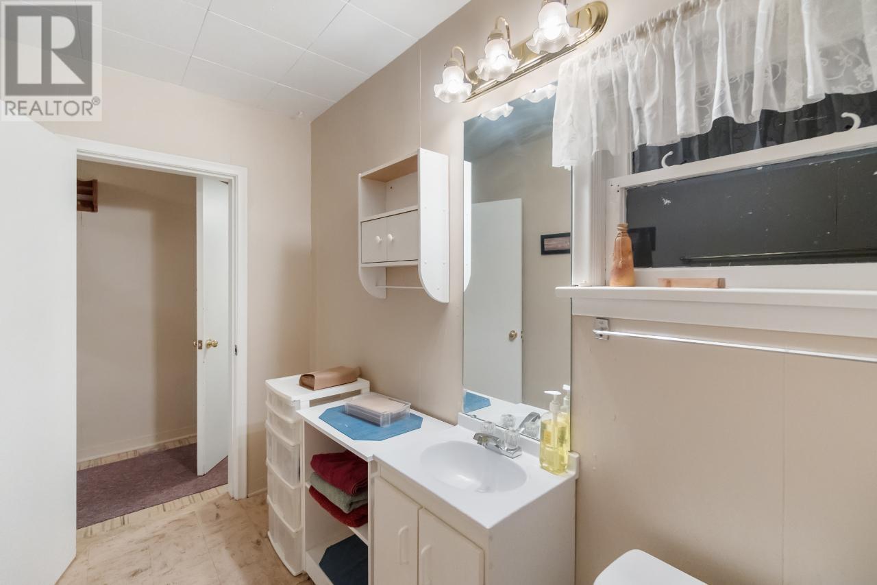 2593 Broadwater Road, Castlegar, BC