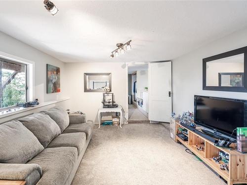 3670 Nautilus Rd, Nanoose Bay, BC - Indoor Photo Showing Living Room