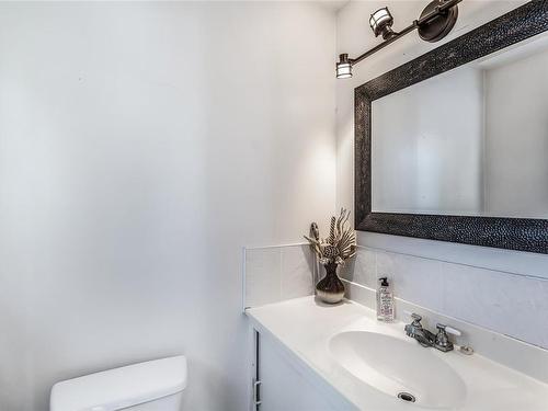 3670 Nautilus Rd, Nanoose Bay, BC - Indoor Photo Showing Bathroom