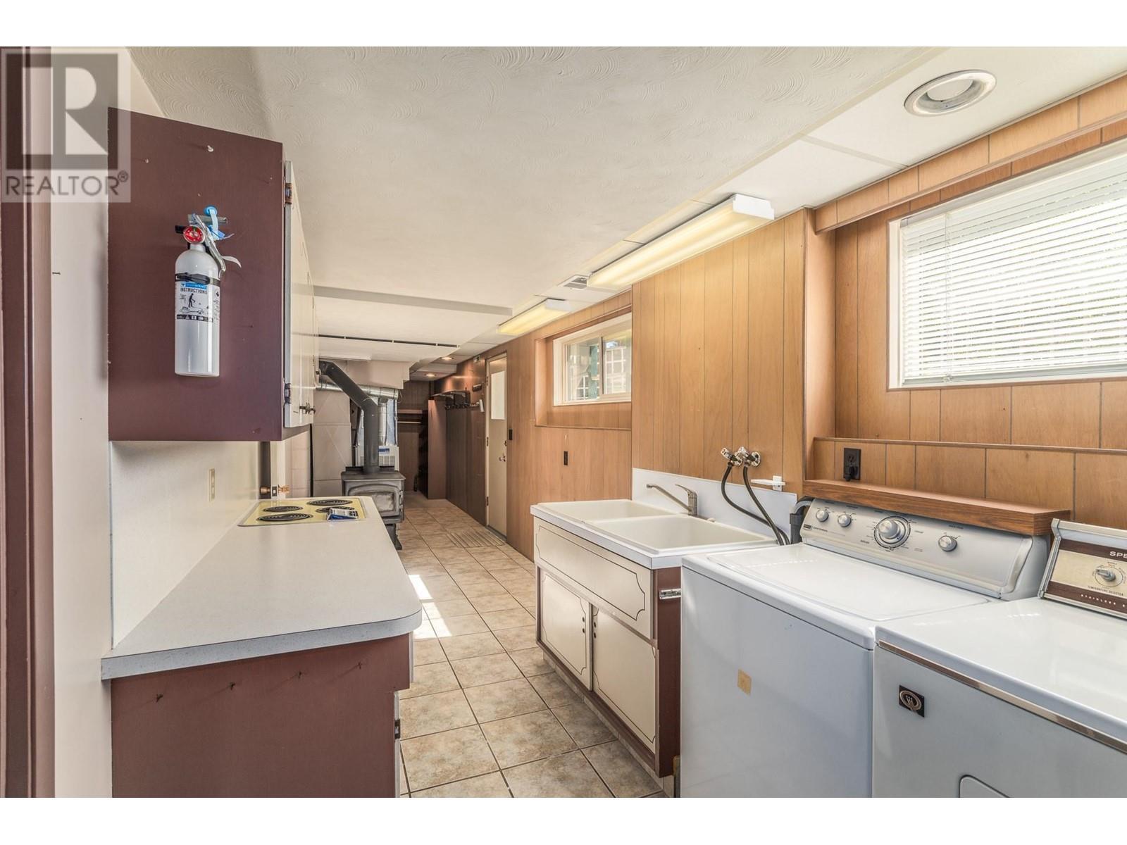 4729 Lakeshore Road, Kelowna, BC - Indoor Photo Showing Laundry Room
