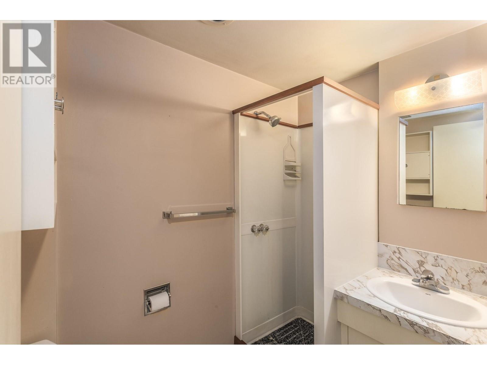 4729 Lakeshore Road, Kelowna, BC - Indoor Photo Showing Bathroom