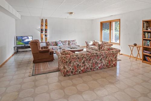 12185 Highway 3A, Boswell, BC - Indoor Photo Showing Living Room