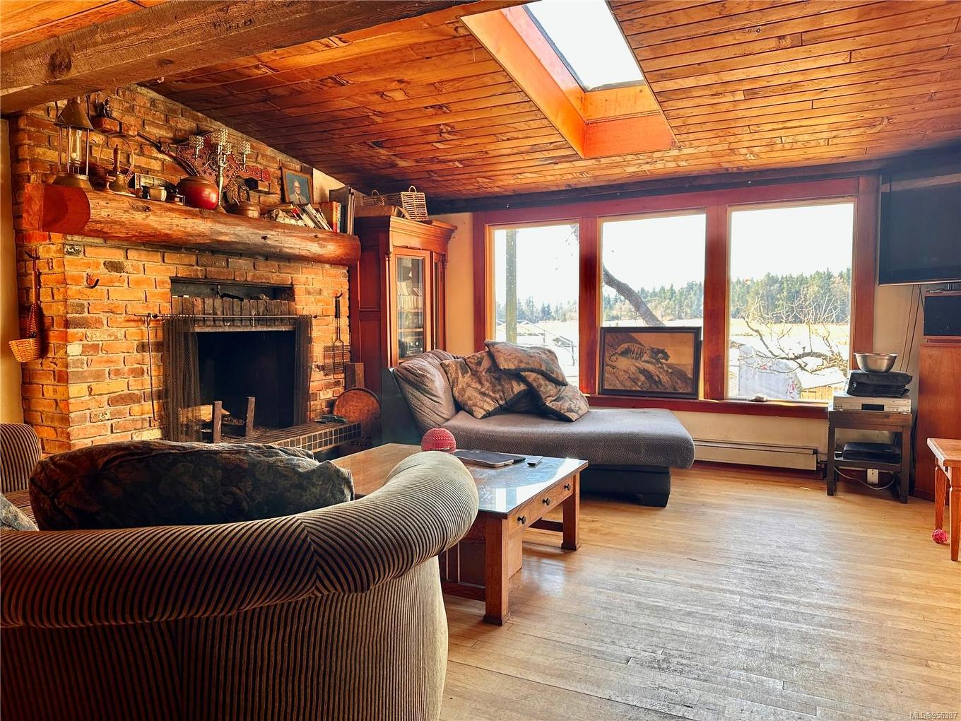 243 Cape Mudge Rd, Quadra Island, BC - Indoor Photo Showing Living Room With Fireplace