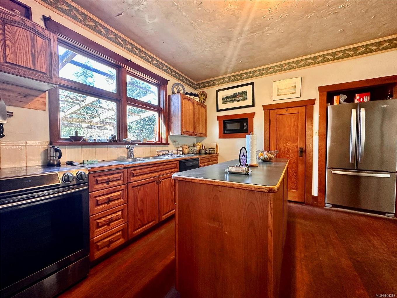 243 Cape Mudge Rd, Quadra Island, BC - Indoor Photo Showing Kitchen With Double Sink