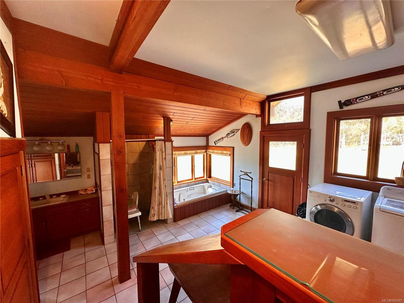 243 Cape Mudge Rd, Quadra Island, BC - Indoor