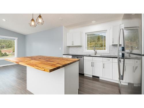 3618 Beam Road, Creston, BC - Indoor Photo Showing Kitchen